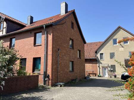Haus 1 und 2 Haus 1 und 2 - Mehrfamilienhaus in 31177 Harsum mit 400m² als Kapitalanlage kaufen