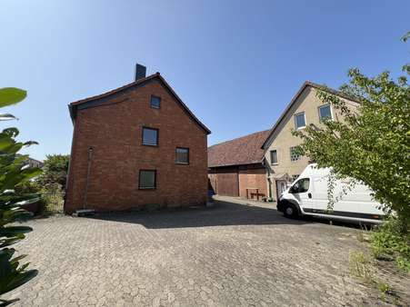 Seitenansicht und Stellplätze Seitenansicht und Stellplätze - Mehrfamilienhaus in 31177 Harsum mit 400m² als Kapitalanlage kaufen