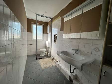 Duschbad ohne Dusche EG - Zweifamilienhaus in 31171 Nordstemmen mit 283m² kaufen