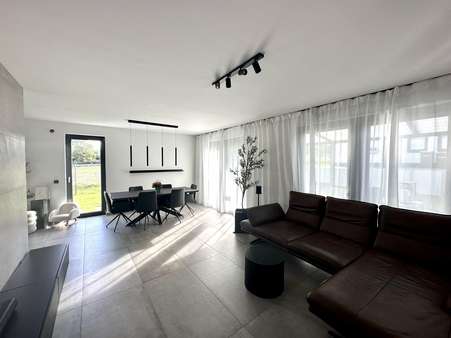 Großzügiges Wohnzimmer - Reihenendhaus in 31135 Hildesheim mit 148m² kaufen