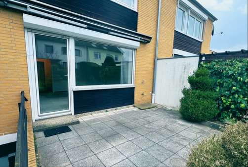 Blick auf die Terrasse - Reihenmittelhaus in 31135 Hildesheim mit 117m² kaufen