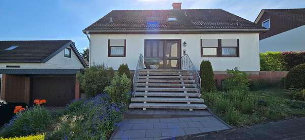 Hausansicht Front Hausansicht Front - Einfamilienhaus in 37120 Bovenden mit 152m² kaufen