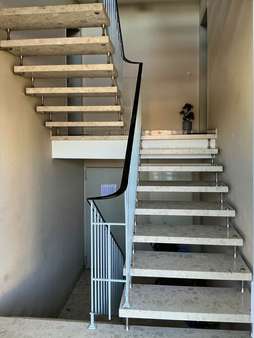 Gepflegtes Treppenhaus - Etagenwohnung in 34346 Hann. Münden mit 117m² kaufen