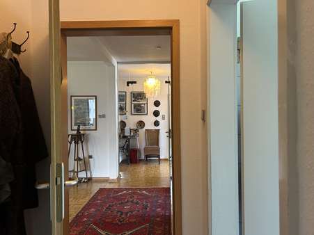 Blick in Essbereich und Flur Blick in Essbereich und Flur - Etagenwohnung in 37085 Göttingen mit 152m² kaufen