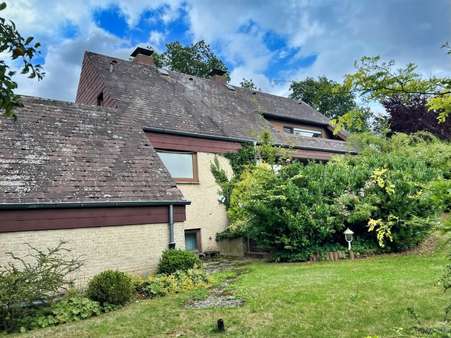 Rückansicht vom Haus und Garage - Einfamilienhaus in 37115 Duderstadt mit 156m² kaufen
