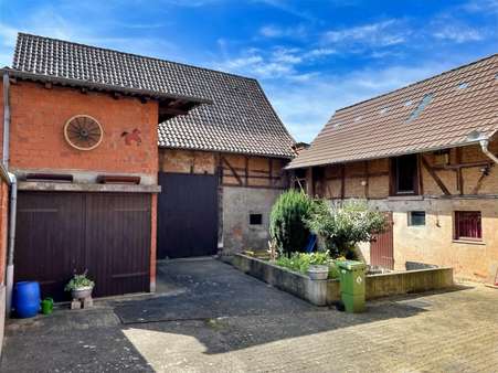 Innenhof mit Scheune und zwei Nebengebäuden - Einfamilienhaus in 37434 Krebeck mit 95m² kaufen