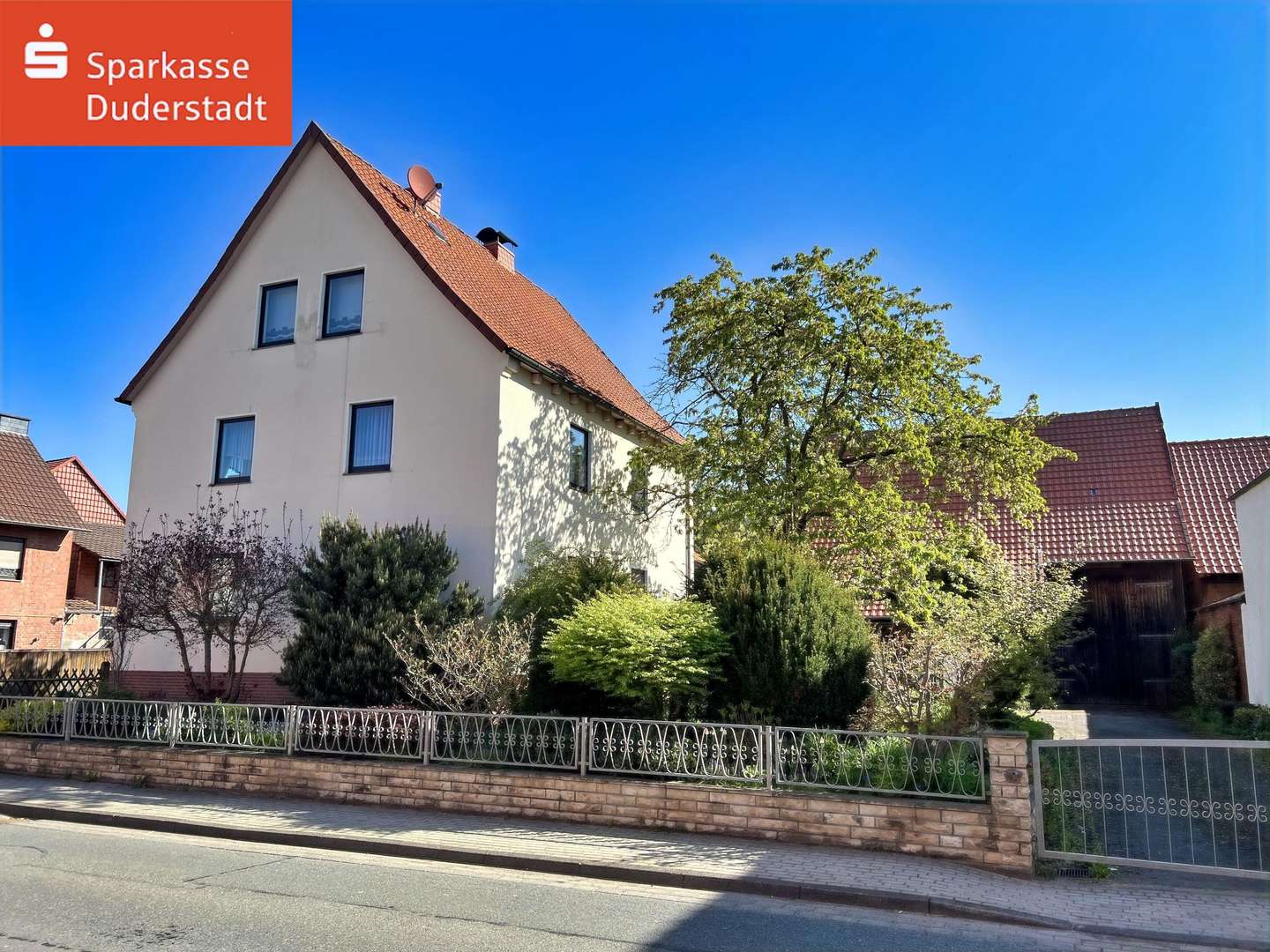 Einfamilienhaus mit Nebengebäuden und großem Grundstück in Obernfeld - Einfamilienhaus in 37434 Obernfeld mit 176m² kaufen