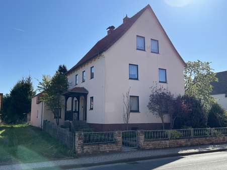 Seitenansicht mit Hauseingang - Einfamilienhaus in 37434 Obernfeld mit 176m² kaufen