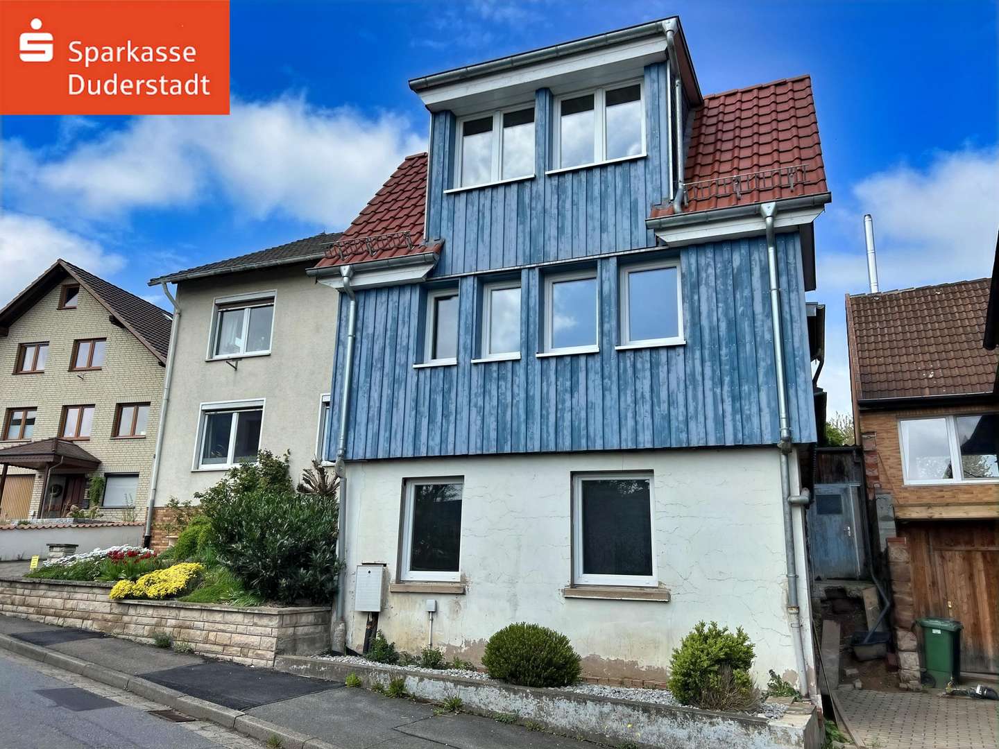 Fenster neu, Dacheindeckung und Dachdämmung neu. Anstreichen und fertig - Einfamilienhaus in 37115 Duderstadt mit 121m² kaufen