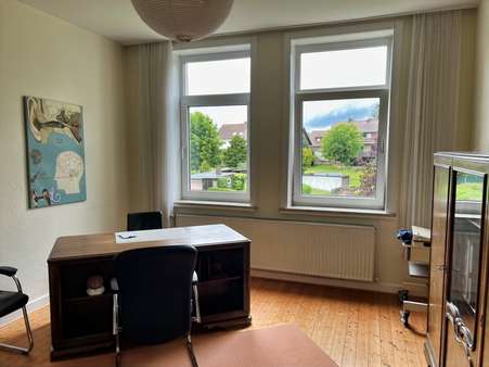 Zimmer mit Holzdielen im Obergeschoss Zimmer mit Holzdielen im Obergeschoss - Zweifamilienhaus in 37115 Duderstadt mit 215m² kaufen
