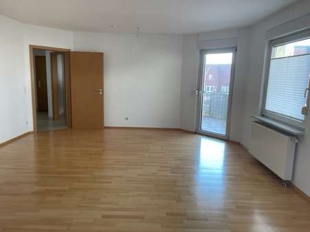WZ großzügig und hell mit Holzparkett - Erdgeschosswohnung in 37083 Göttingen mit 80m² günstig kaufen