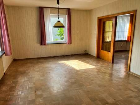 Großer Raum 1 mit Parkettfußboden im EG - Einfamilienhaus in 37115 Duderstadt mit 150m² kaufen