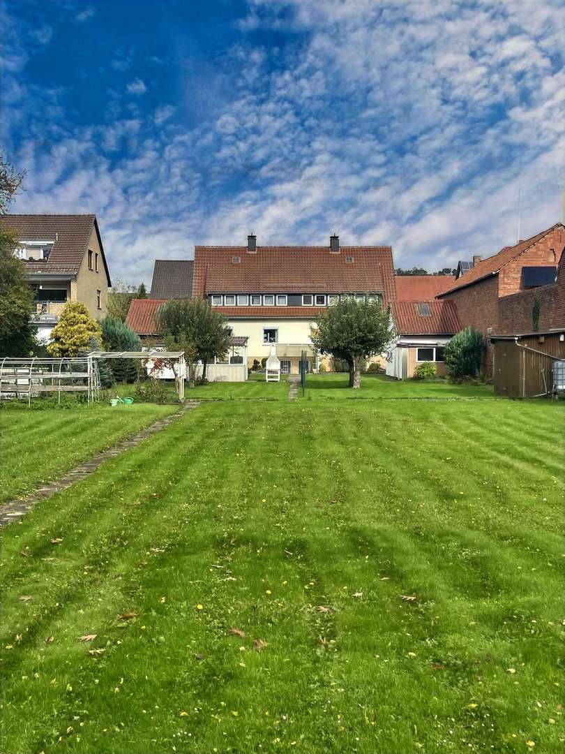 großer Garten mit Blick auf das Haus - Doppelhaushälfte in 37115 Duderstadt mit 94m² kaufen