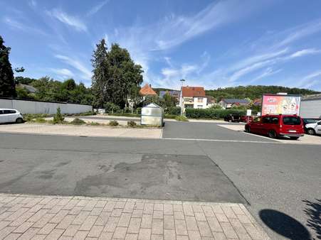Parkplätze im hinteren Bereich - Ladenlokal in 37181 Hardegsen mit 245m² mieten