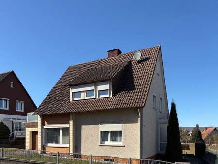Vorder- und Seitenansicht - Einfamilienhaus in 37586 Dassel mit 104m² kaufen