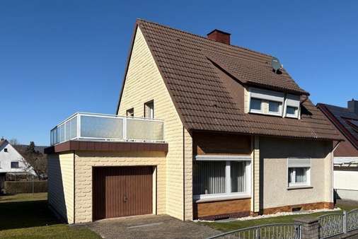 Vorderansicht - Einfamilienhaus in 37586 Dassel mit 104m² kaufen