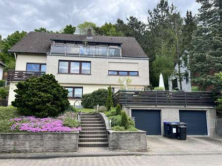 Vorderansicht mit Garagen - Mehrfamilienhaus in 37186 Moringen mit 347m² kaufen