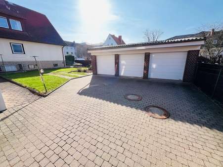 Hofansicht mit drei Garagen - Mehrfamilienhaus in 37154 Northeim mit 450m² kaufen