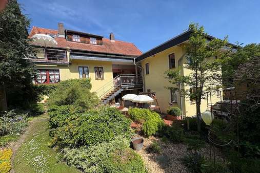 Rückansicht mit Terrassen und Balkon Rückansicht mit Terrassen und Balkon - Zweifamilienhaus in 37181 Hardegsen mit 350m² kaufen