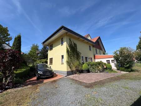 Seitenansicht mit 2 Pkw-Stellplätzen Seitenansicht mit 2 Pkw-Stellplätzen - Zweifamilienhaus in 37181 Hardegsen mit 350m² kaufen