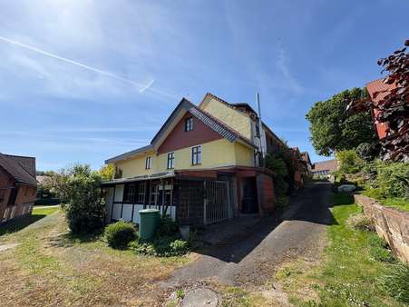 Vorder- und Seitenansicht Vorder- und Seitenansicht - Zweifamilienhaus in 37181 Hardegsen mit 350m² kaufen
