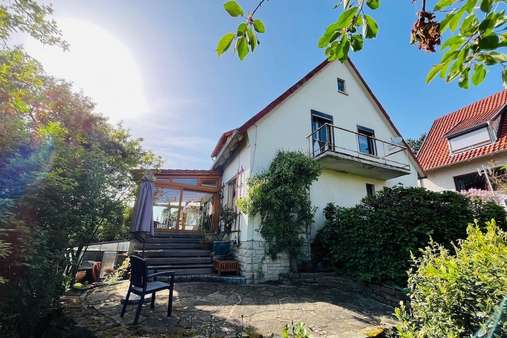 Rückansicht mit Wintergarten und Terrasse - Einfamilienhaus in 37154 Northeim mit 140m² kaufen