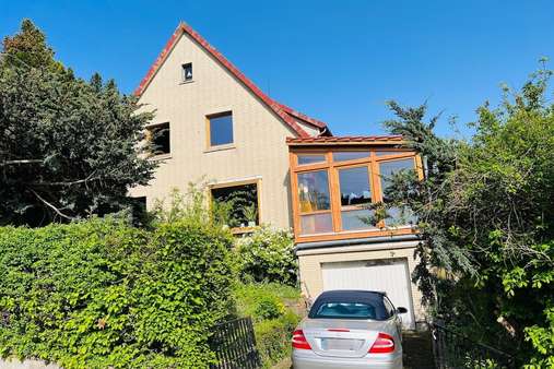 Vorderansicht mit Wintergarten und Garage - Einfamilienhaus in 37154 Northeim mit 140m² kaufen