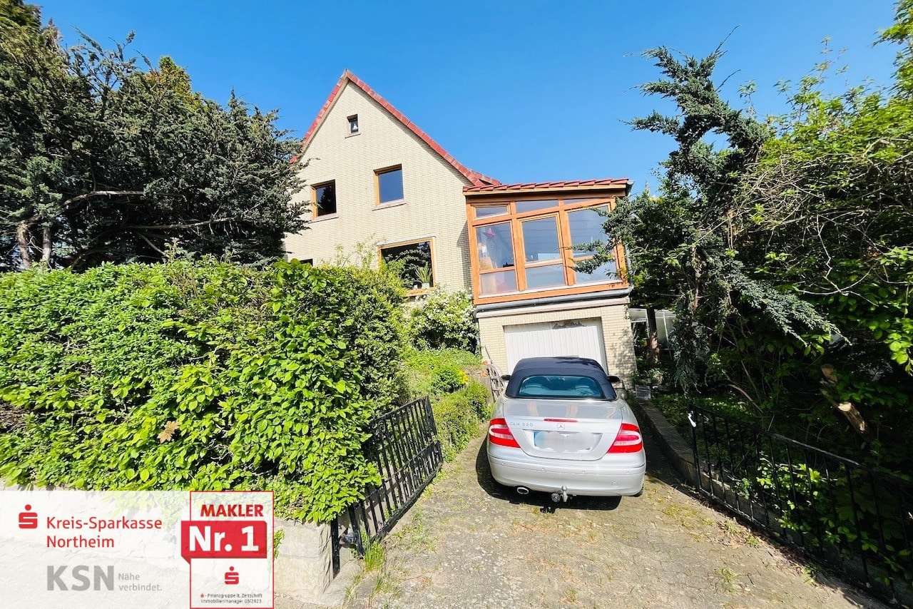 Vorderansicht mit Wintergarten und Garage - Einfamilienhaus in 37154 Northeim mit 140m² kaufen