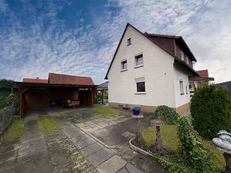 Seitenansicht und Carport Seitenansicht und Carport - Einfamilienhaus in 37194 Bodenfelde mit 135m² kaufen