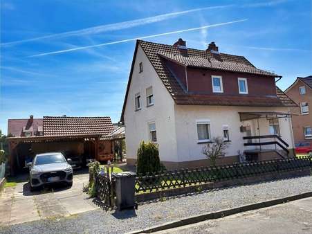 Vorder- und Seitenansicht Vorder- und Seitenansicht - Einfamilienhaus in 37194 Bodenfelde mit 135m² kaufen