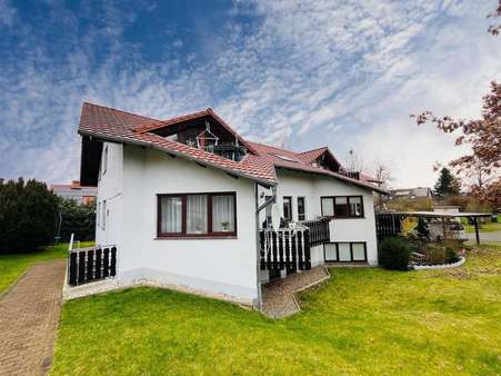 Seiten- und Rückansicht - Mehrfamilienhaus in 37136 Landolfshausen mit 417m² kaufen