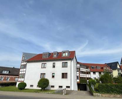 Rück- und Seitenansicht mit TG-Zufahrt - Etagenwohnung in 37154 Northeim mit 55m² kaufen