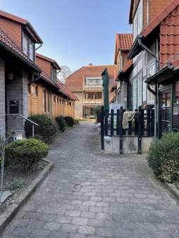 Hinterhof/Weg zur Wohnung - Maisonette-Wohnung in 37154 Northeim mit 88m² kaufen