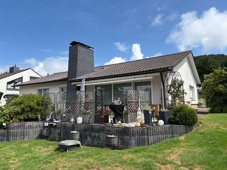 Vorder-/Seitenansicht mit Terrasse Vorder-/Seitenansicht mit Terrasse - Bungalow in 37154 Northeim mit 165m² kaufen