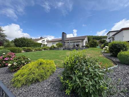 Vorderansicht mit Garten Vorderansicht mit Garten - Bungalow in 37154 Northeim mit 165m² kaufen