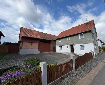 Vorderansicht mit Hof und Scheune Vorderansicht mit Hof und Scheune - Resthof in 37191 Katlenburg-Lindau mit 124m² kaufen