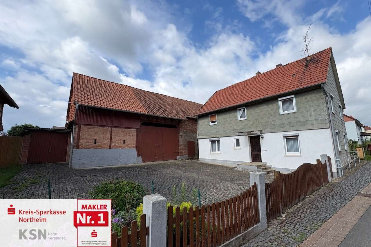 Vorderansicht mit Hof und Scheune Vorderansicht mit Hof und Scheune - Resthof in 37191 Katlenburg-Lindau mit 124m² kaufen