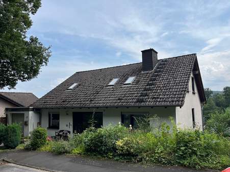 Vorder- und Seitenasicht - Mehrfamilienhaus in 37181 Hardegsen mit 296m² kaufen