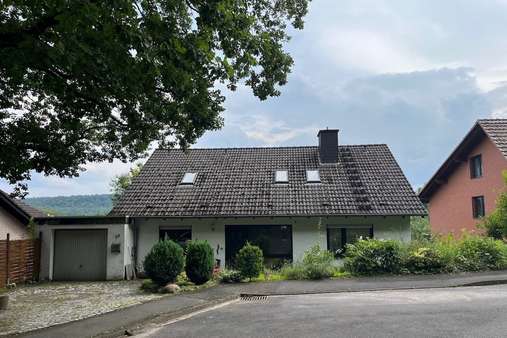 Vorderansicht  - Mehrfamilienhaus in 37181 Hardegsen mit 296m² kaufen