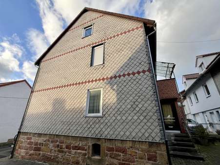 Seitenansicht Vorderhaus - Zweifamilienhaus in 37170 Uslar mit 200m² kaufen