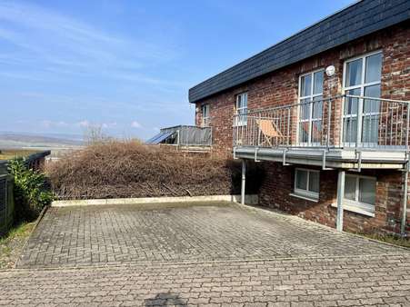 Stellplätze am Haus - Mehrfamilienhaus in 37120 Bovenden mit 319m² als Kapitalanlage kaufen