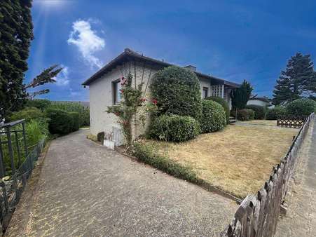 Einfahrt/Seitenansicht Einfahrt/Seitenansicht - Einfamilienhaus in 37154 Northeim mit 120m² kaufen