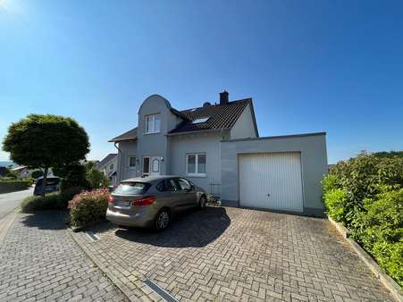 Einfahrt zur Garage - Einfamilienhaus in 37191 Katlenburg-Lindau mit 155m² kaufen