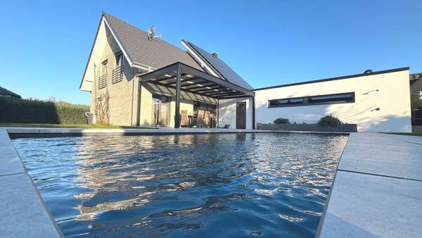 Pool am späten Nachmittag - Einfamilienhaus in 49086 Osnabrück mit 180m² kaufen