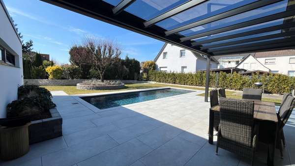 Poolblick von der Terrasse aus - Einfamilienhaus in 49086 Osnabrück mit 180m² kaufen