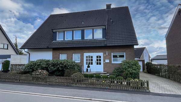 Frontansicht mit Hofeinfahrt - Zweifamilienhaus in 49086 Osnabrück mit 211m² kaufen