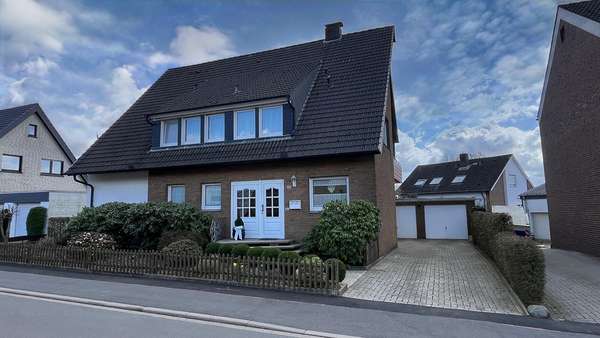 Frontansicht mit zwei Garagen - Zweifamilienhaus in 49086 Osnabrück mit 211m² kaufen