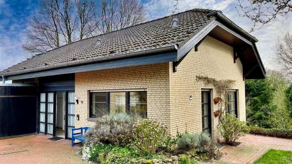 Haus und Hofansicht - Einfamilienhaus in 49186 Bad Iburg mit 160m² kaufen