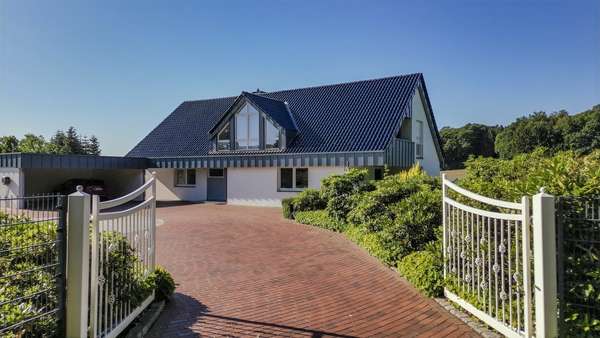 Einfahrt  mit Tor - Einfamilienhaus in 49143 Bissendorf mit 429m² kaufen