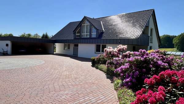 Hof und Eingangsbereich Nordseite - Einfamilienhaus in 49143 Bissendorf mit 429m² kaufen